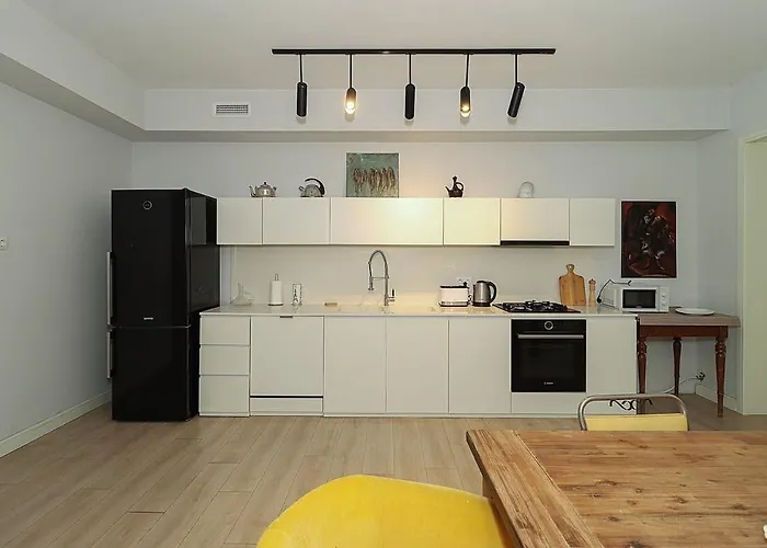 Mtatsminda Cozy Apt: Central & Comfy - By Wehost