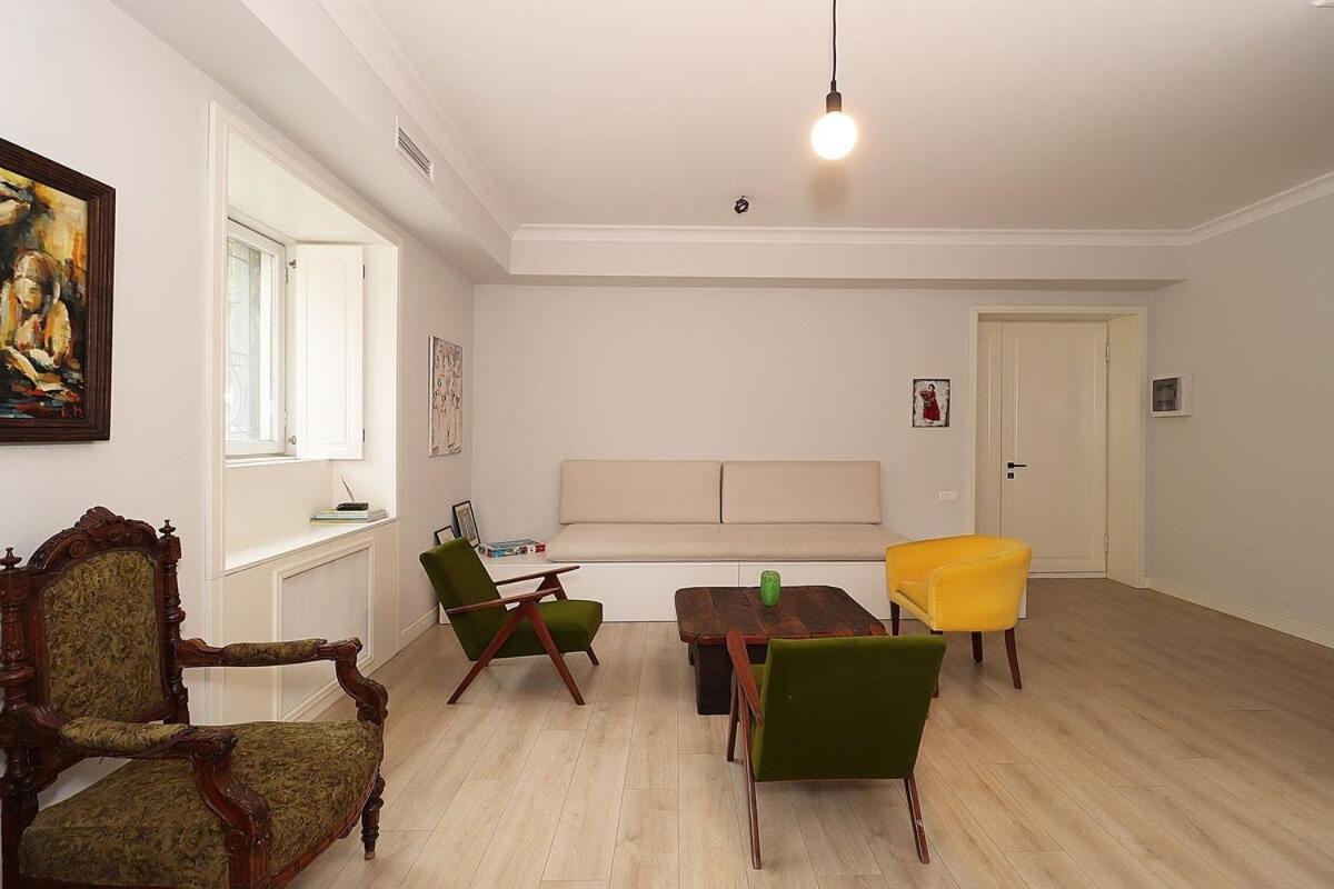 Mtatsminda Cozy Apt: & Comfy - By Wehost