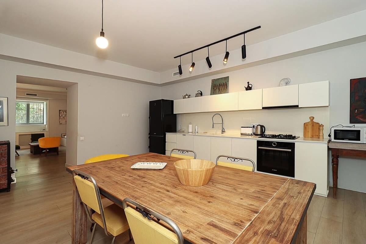 Mtatsminda Cozy Apt: & Comfy - By Wehost *