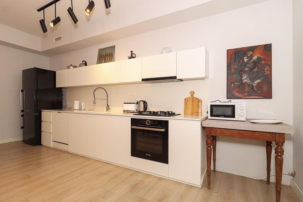 Mtatsminda Cozy Apt: & Comfy - By Wehost *