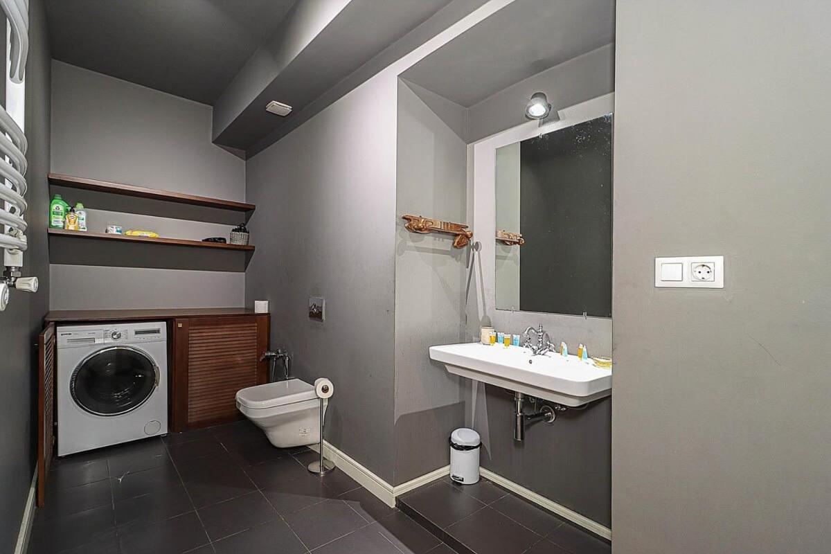 Mtatsminda Cozy Apt: & Comfy - By Wehost Daire