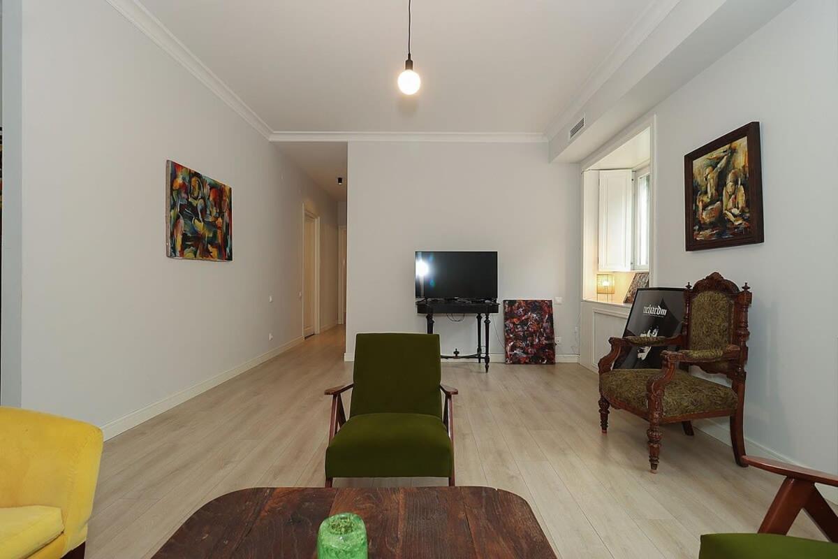 Mtatsminda Cozy Apt: & Comfy - By Wehost